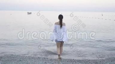 在利古里亚海岸欧洲度假的海滩上度假的年轻女子